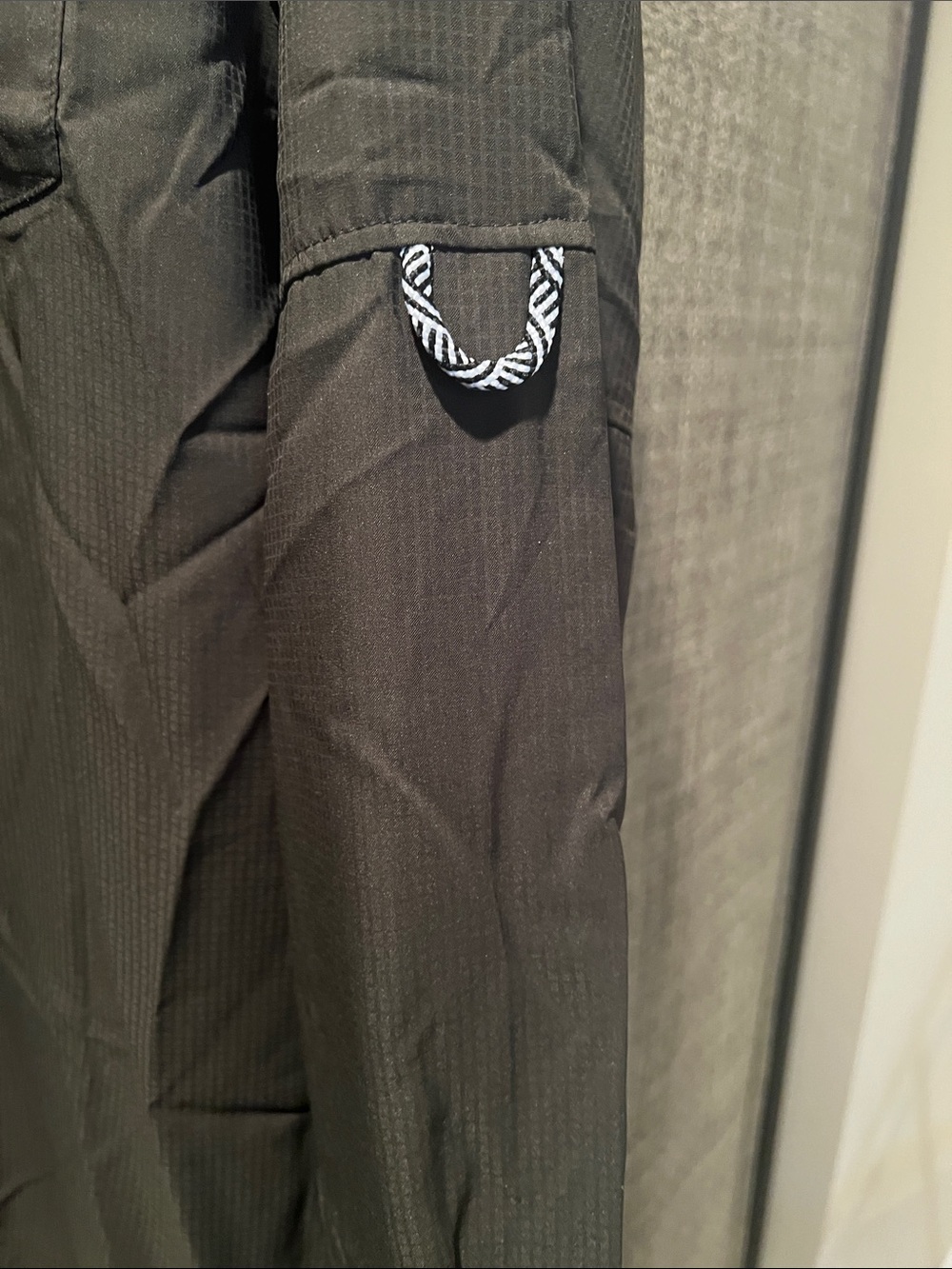 Women’s Olive Green Button-Front Utility Shirt - Picture 4 of 6